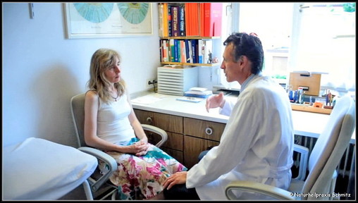 Patientin Heilpraktiker Schmitz Beratung Beratungsgespräch in der Praxis Behandlungsgespräch sitzende Personen